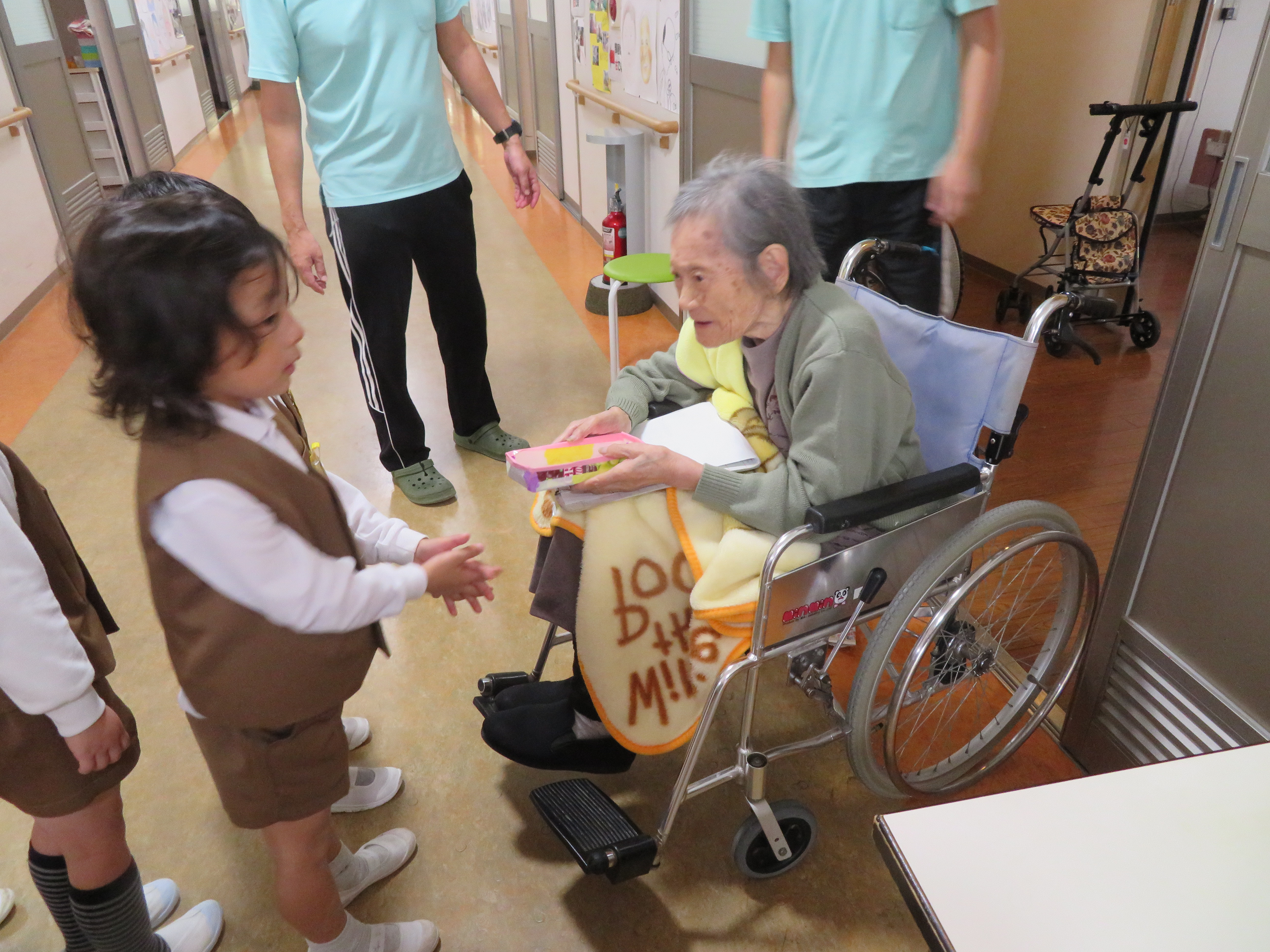 聖マルチンの家訪問(年中児) 聖カタリナ大学短期大学部附属幼稚園