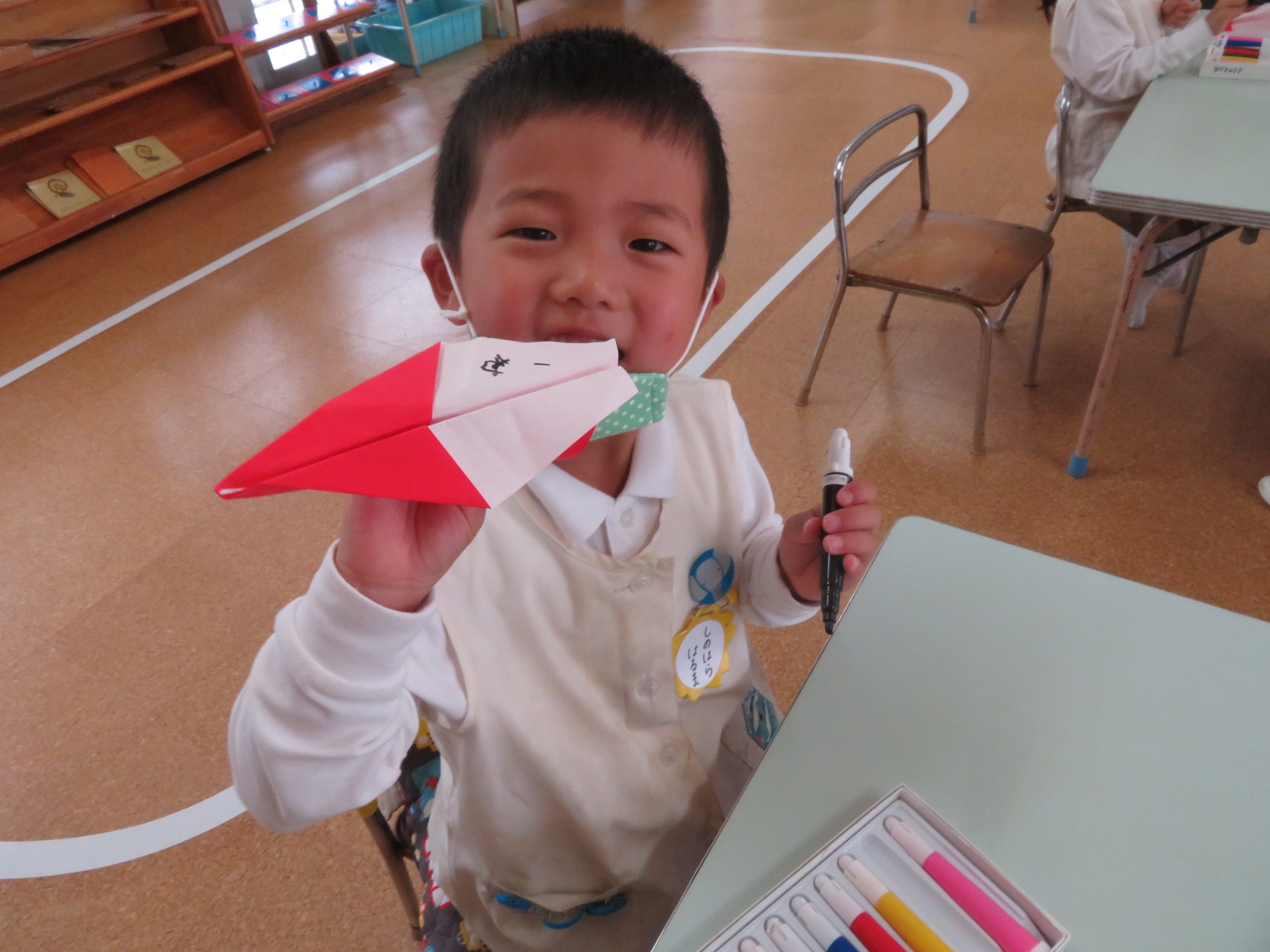 紙飛行機を飛ばそう 年中児 聖カタリナ大学短期大学部附属幼稚園 愛媛県松山市北条 カトリック