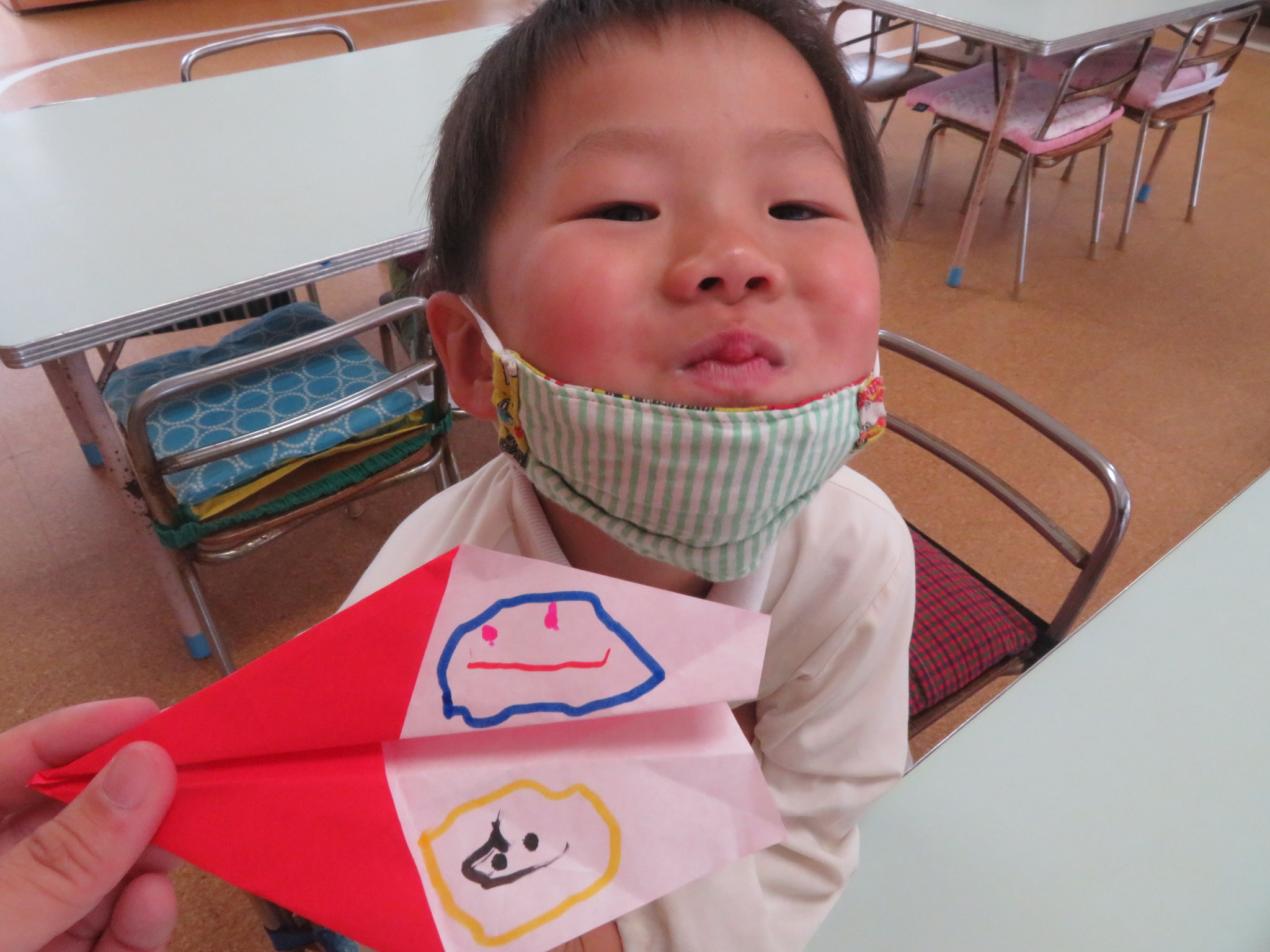 紙飛行機を飛ばそう 年中児 聖カタリナ大学短期大学部附属幼稚園 愛媛県松山市北条 カトリック
